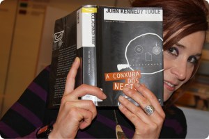 Isa na Biblioteca cunha das súas recomendacións, A conxura dos necios de John Kennedy Toole