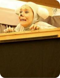 Isa caracterizada da ratiña Carolina na sesión de "Fábulas" de Esopo na Biblioteca Ágora